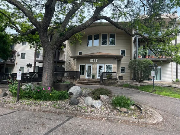 10211 Cedar Lake Rd APT 102, Minnetonka, MN 55305