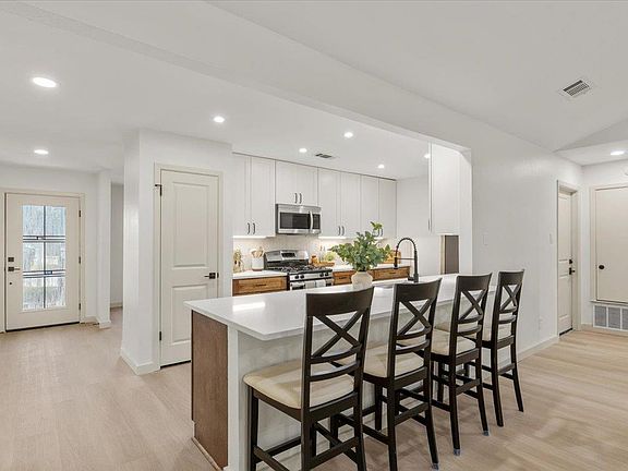 4th image of 12006 Trianon Ln