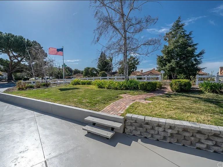 440 Country Club Dr — Photo 3