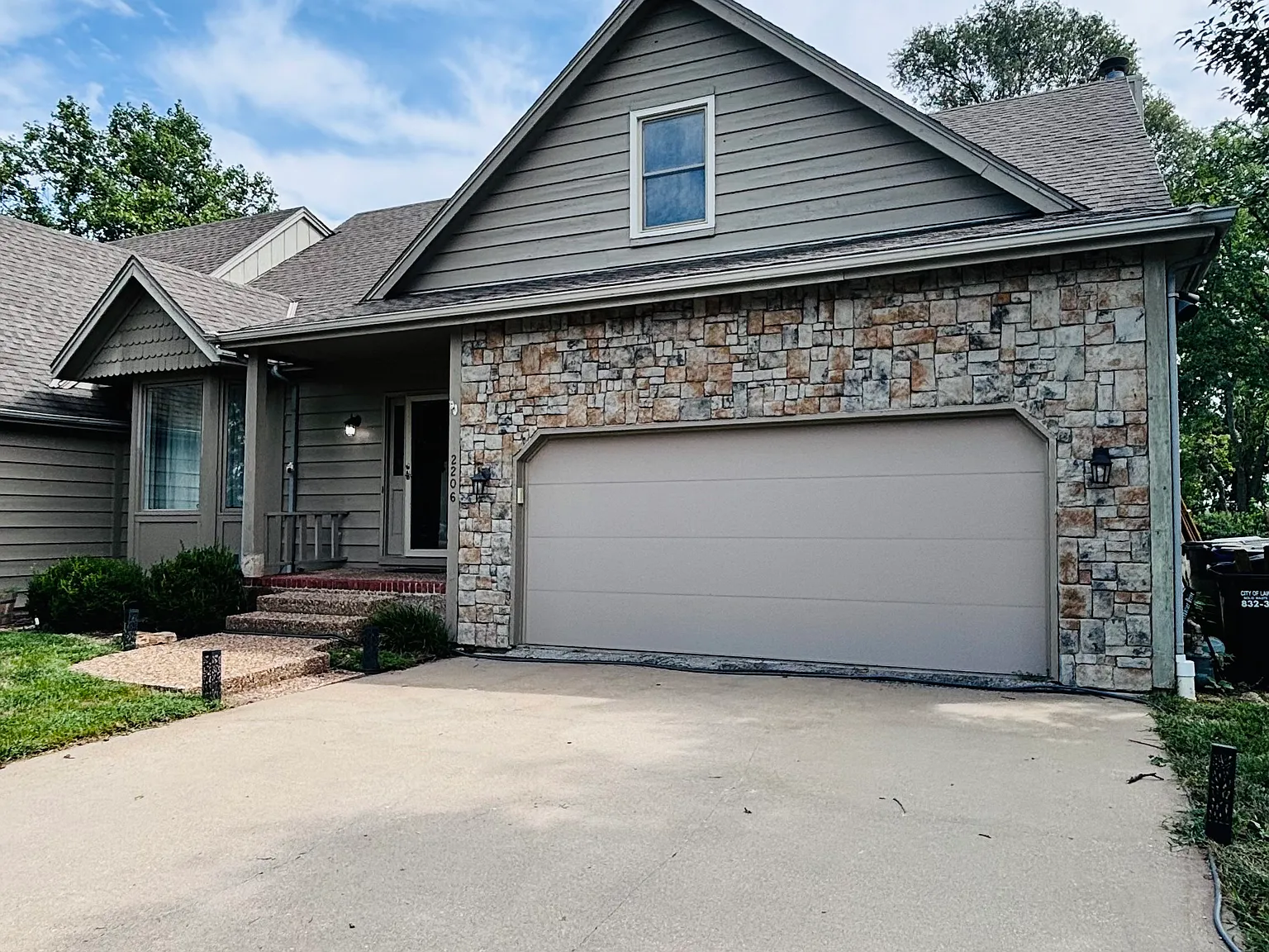 3 bed, 2.5 bath, 2000 sqft, $2,400 — Photo 2