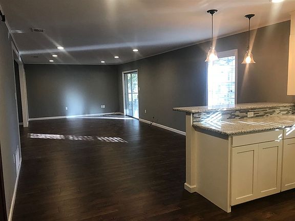 4th image of 404 Parkway Ln