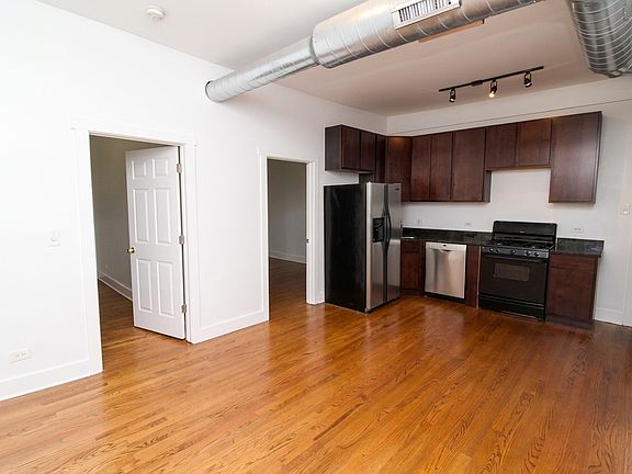 3rd image of 1032 N Ashland Ave #2R