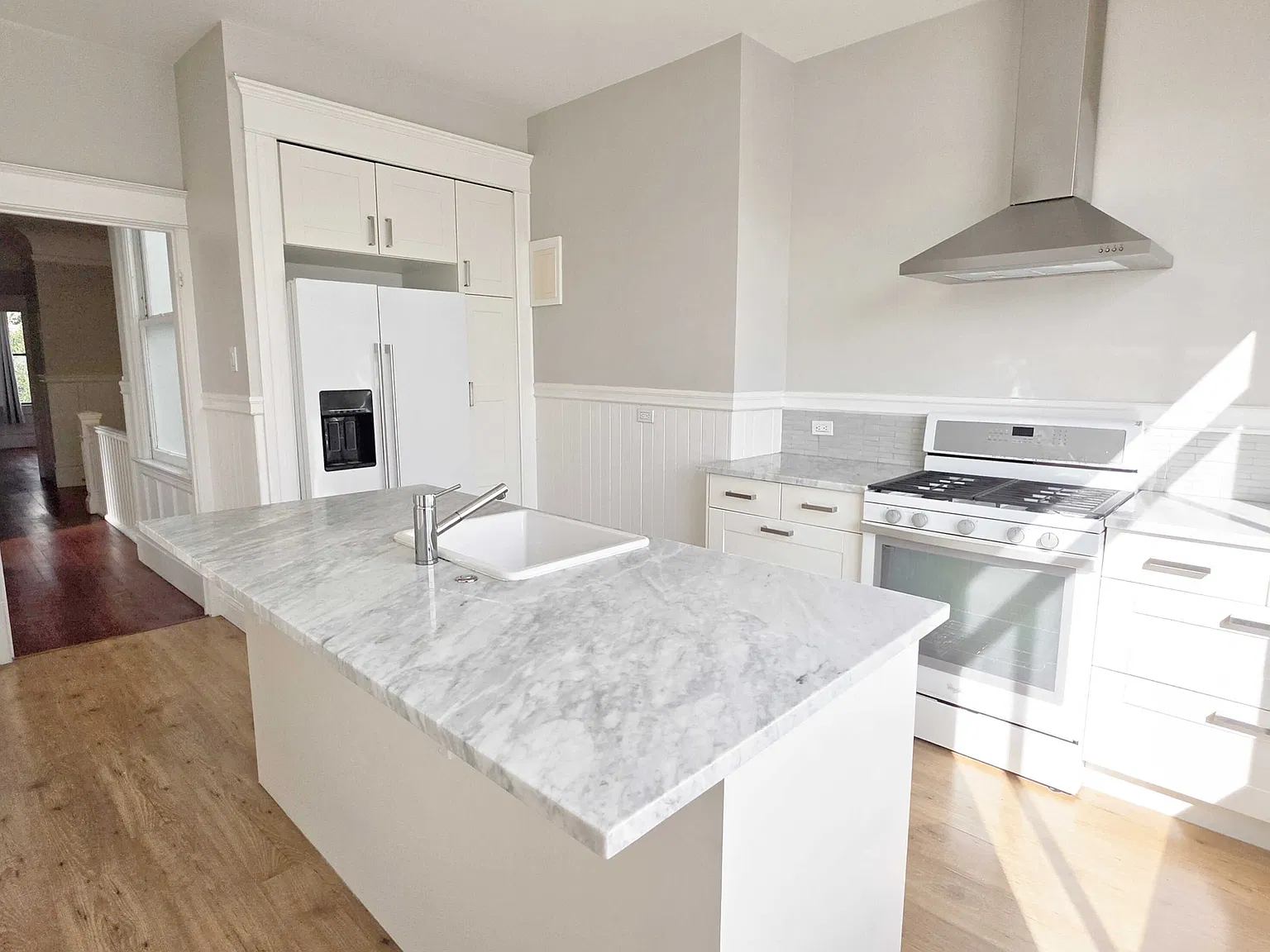 Remodeled Telegraph 2/1 w/ Laundry, Dishwasher, Views! — Photo 2