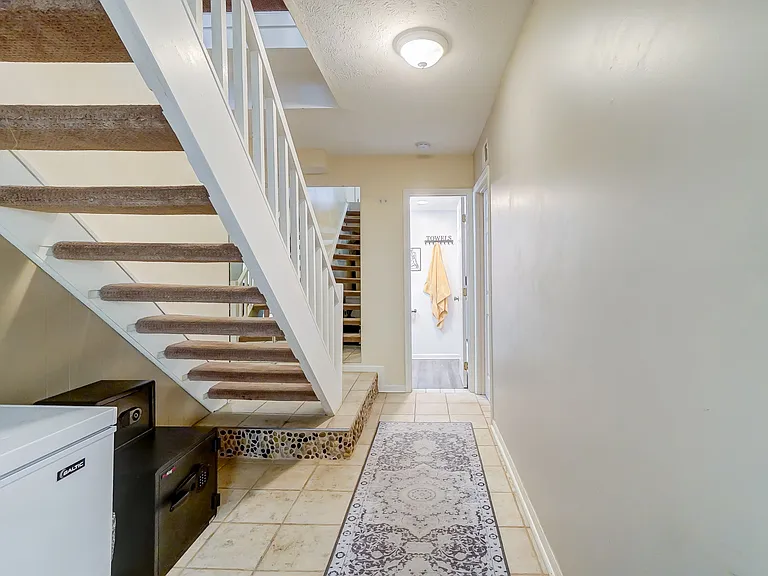 8064 Hetz Dr — Photo 36