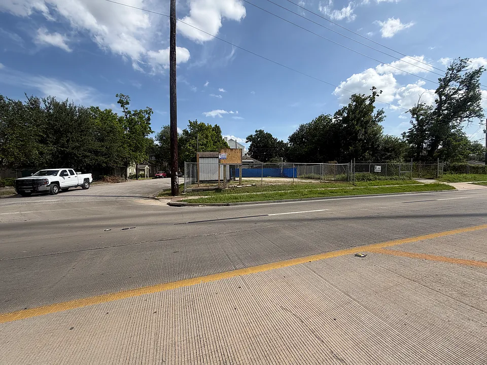 230 N Loop Fwy E