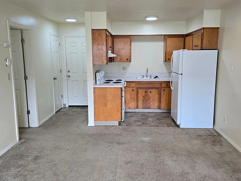 915 SW Adams Ave — Photo 3