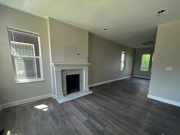 3rd image of 812 E Whittier St