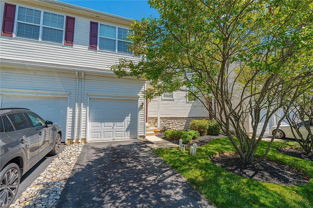 3 bed, 2.5 bath, 1440 sqft, $2,400 — Photo 2
