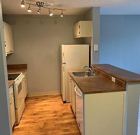 4th image of 1535 Meadows Cir W