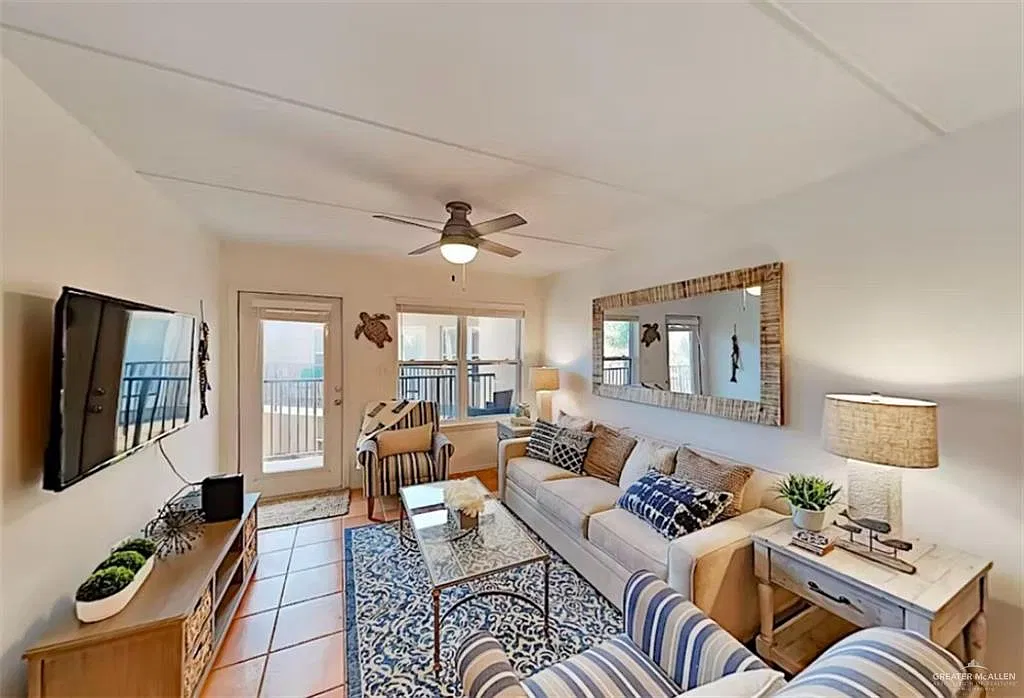2 bed, 1.5 bath, 843 sqft, $2,200 — Photo 2