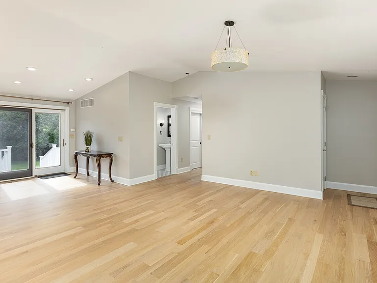 4002 Harlem Rd — Photo 10