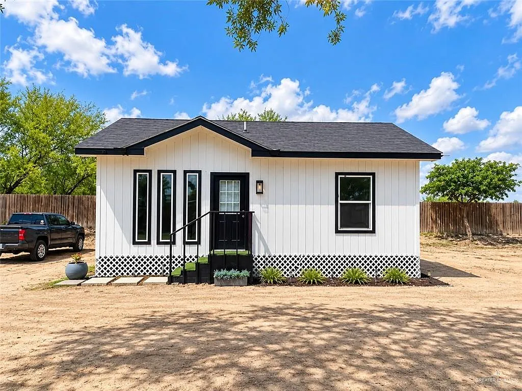 2 bed, 1.5 bath, 3463 sqft, $1,100 — Photo 1
