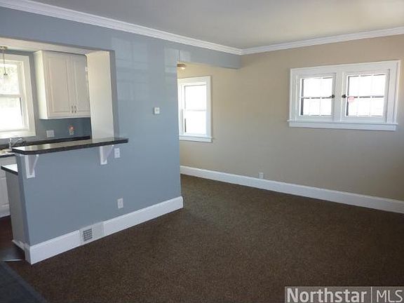 4th image of 914 20th Ave NE