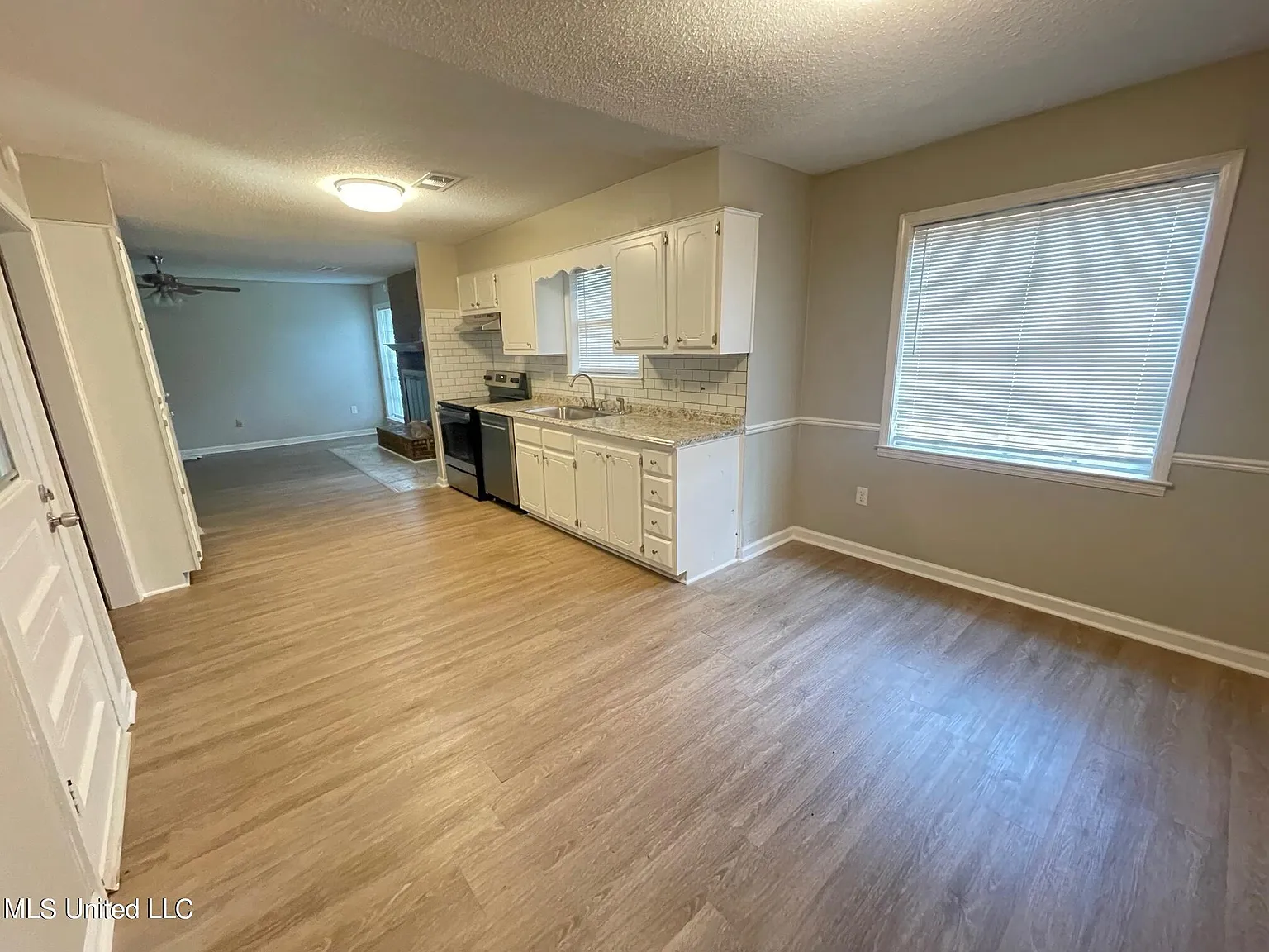 3 bed, 2.0 bath, 1800 sqft, $1,800 — Photo 2