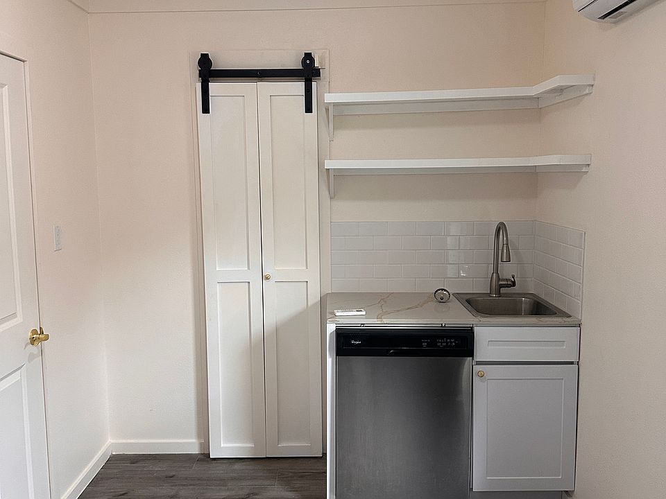 1st image of 415 N Beauregard St #2