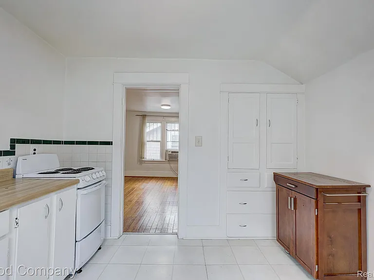245 W Webster Ave — Photo 5