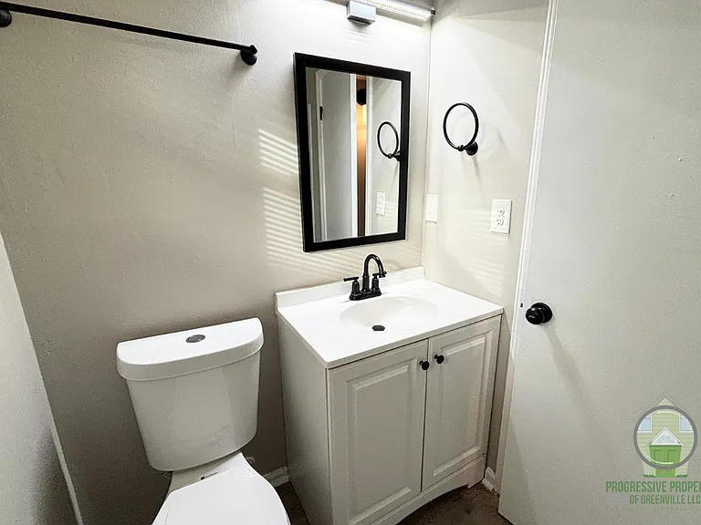 Maple Court Apartments — Photo 14
