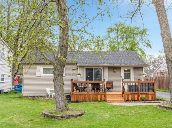 5535 S Aylesbury Dr, Waterford, MI 48327