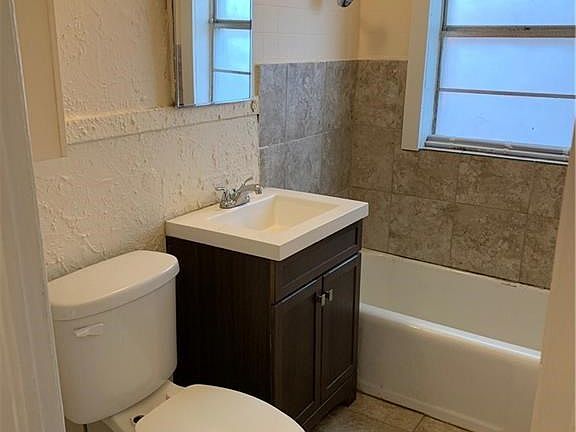 4th image of 1044 SW 46th St