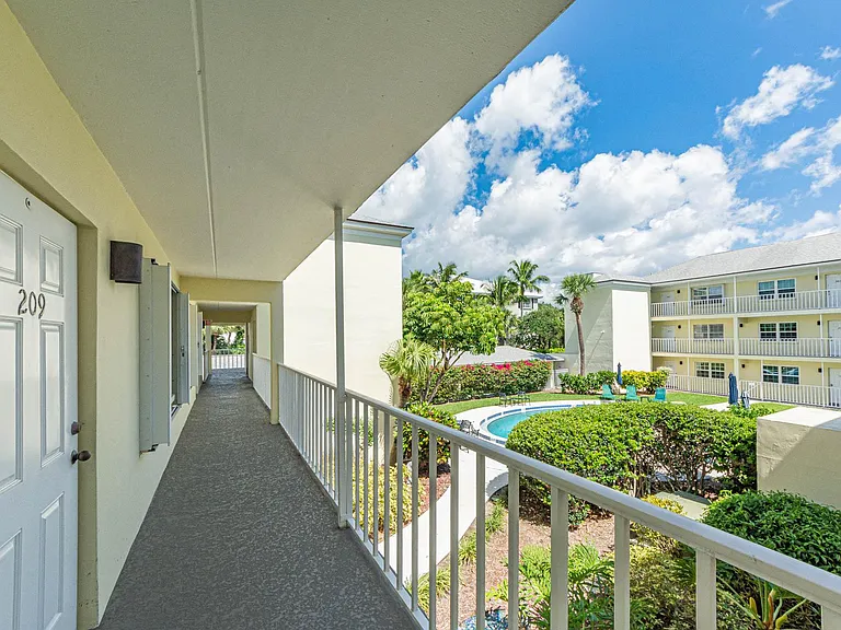 1441 Ocean Dr — Photo 3