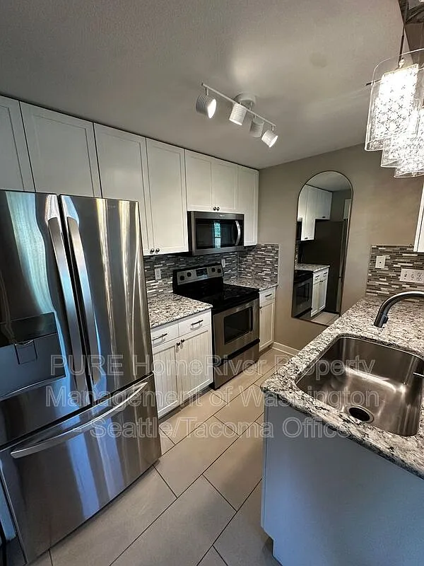 3 bed, 2.0 bath, 1120 sqft, $2,899 — Photo 4