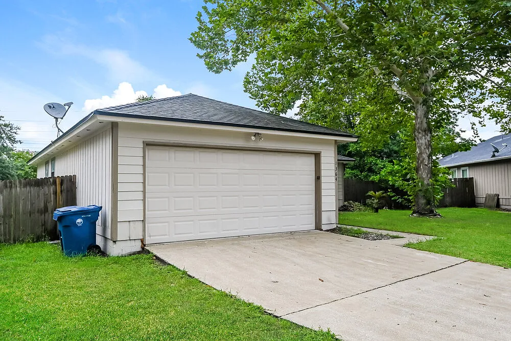 3 bed, 2.0 bath, 1400 sqft, $2,820 — Photo 2
