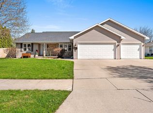 512 Applewood Dr, Kimberly, WI 54136