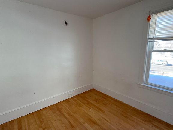 5th image of 670 Main St