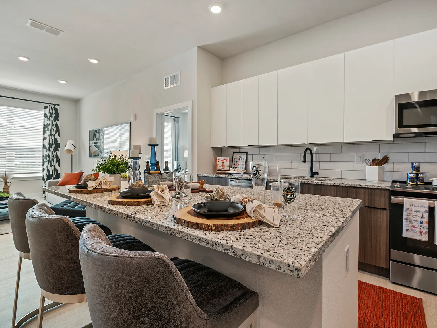 Mirrorton Apartments — Photo 3