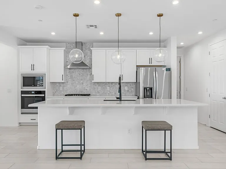 13303 W Eagle Feather Rd — Photo 2