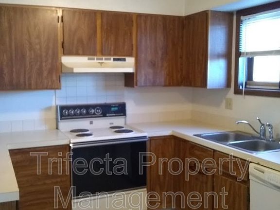 4th image of 4955 Basswood Dr