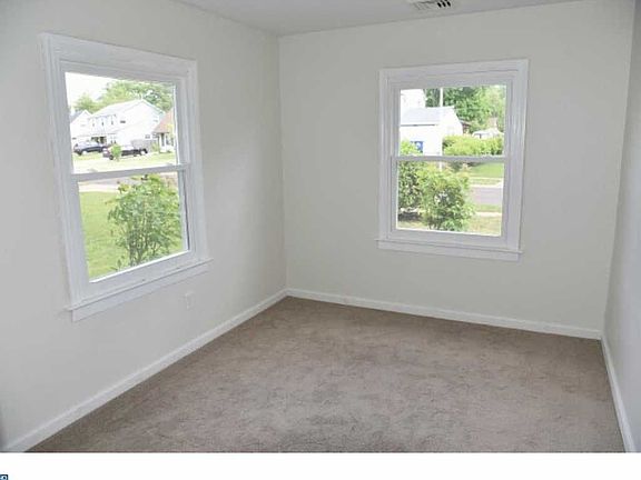 4th image of 17 Buxmont Ln