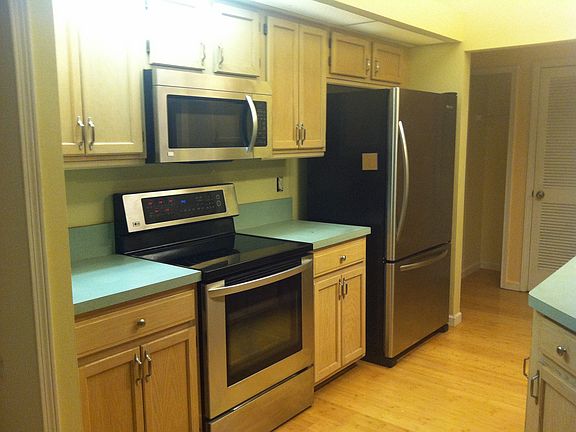 Large kitchen with flattop range, bottom mount fridge