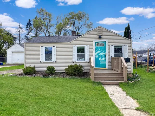 1017 Lee St, Fenton, MI 48430