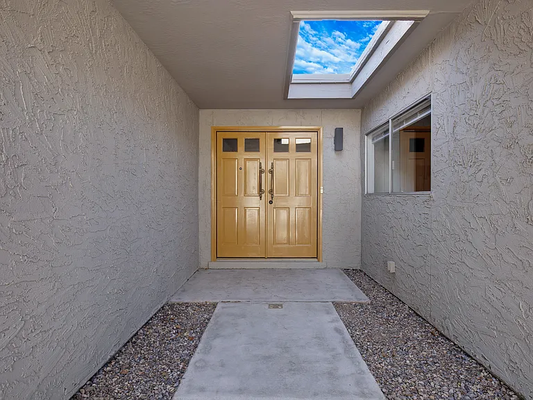 2514 N 60th Pl — Photo 2