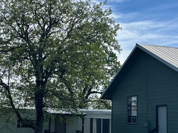 13850 Perry Rd, Central Point, OR 97502
