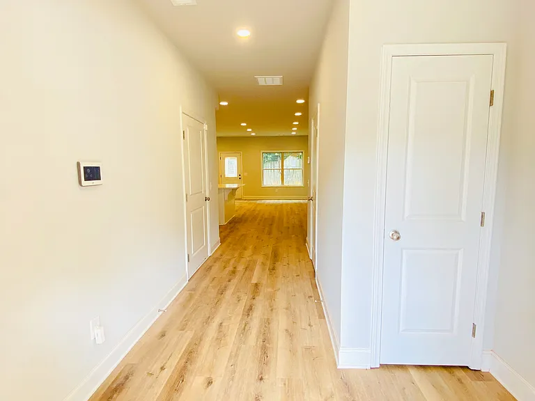 1095 N Village Dr — Photo 4
