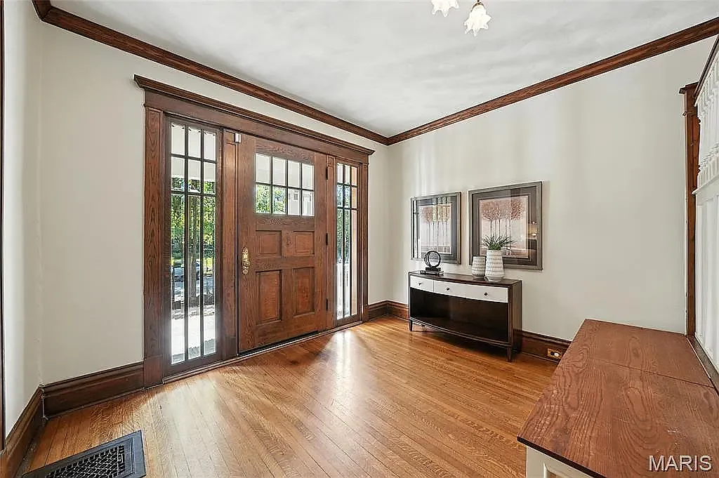 4 bed, 2.5 bath, 2010 sqft, $3,250 — Photo 2