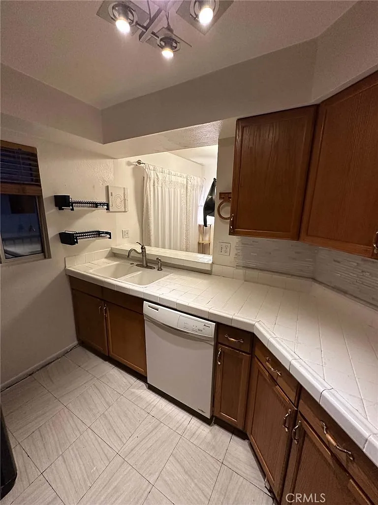 7641 Reseda Blvd — Photo 4
