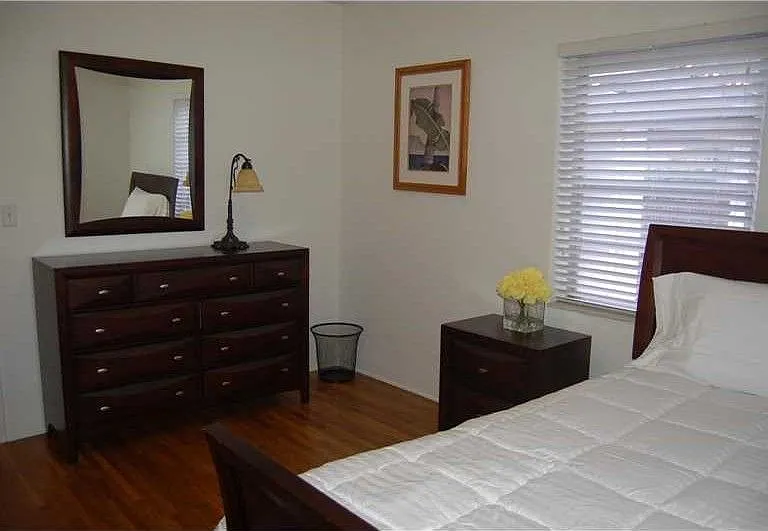 Each bedroom has 2 windows