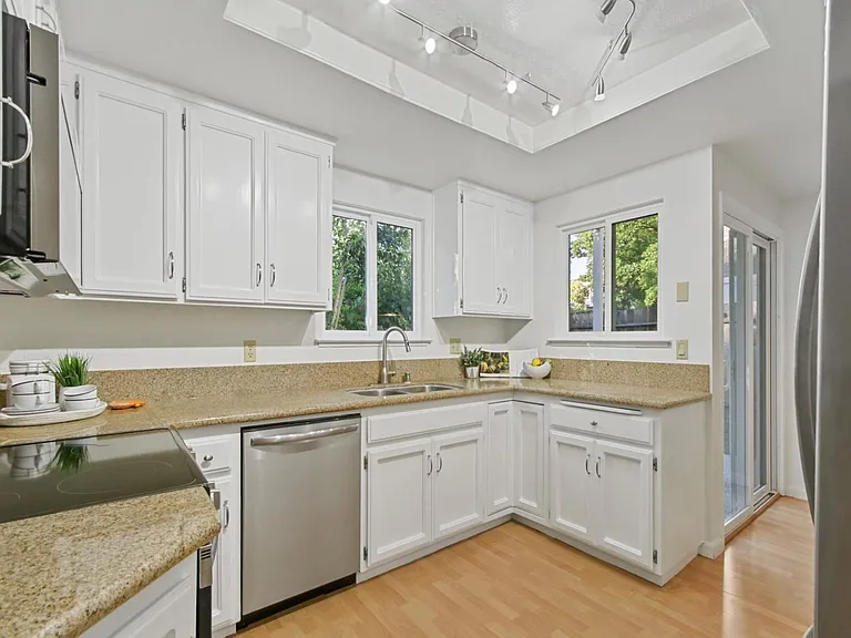 325 E 8th St #5 — Photo 14