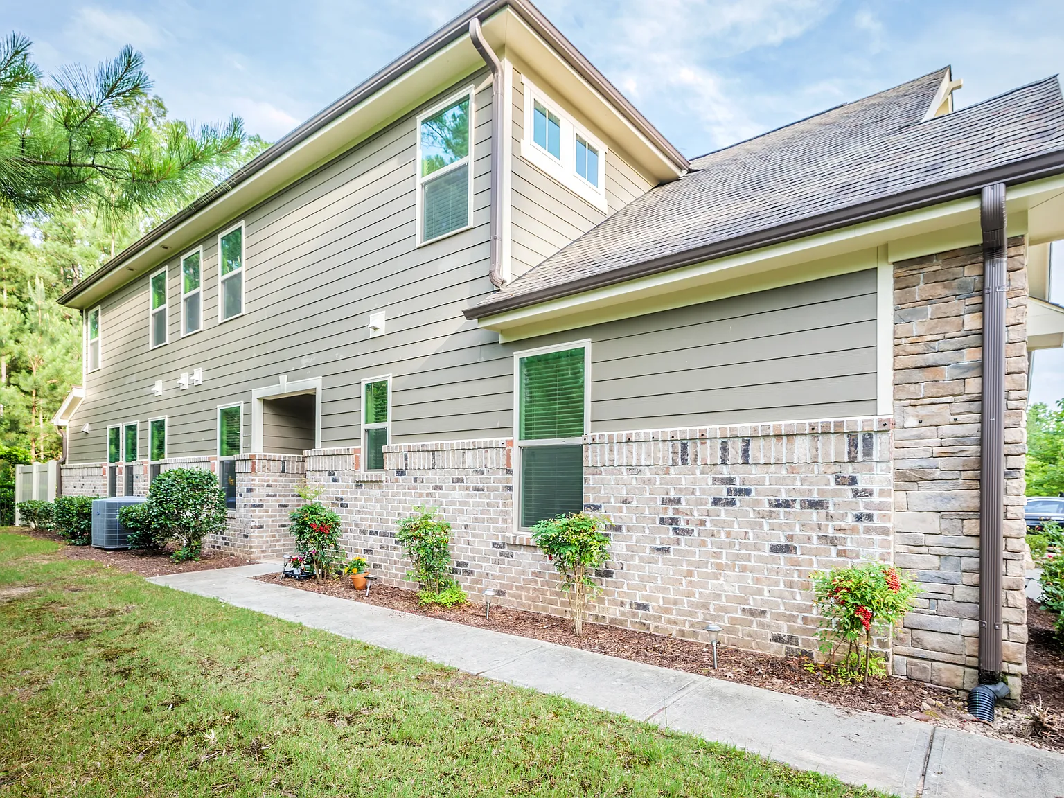 5 bed, 2896 sqft, $2,800 — Photo 4