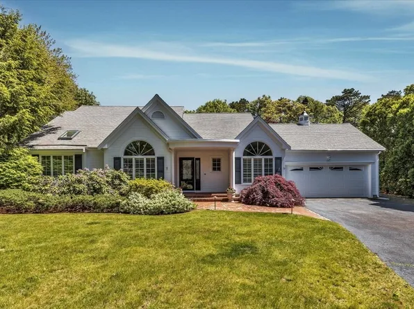 16 Colonial Farm Cir, Barnstable, MA 02630