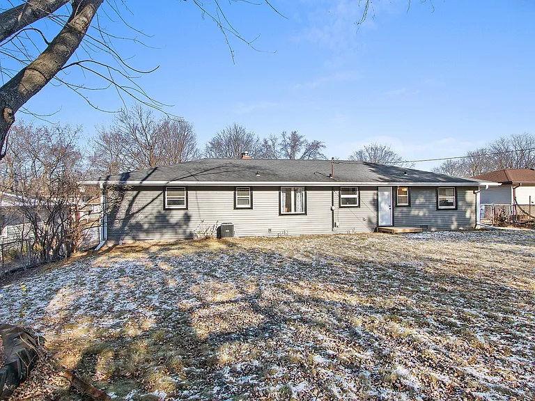 1123 Morris Ave — Photo 2