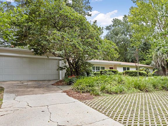 3rd image of 1075 Myers Park Dr