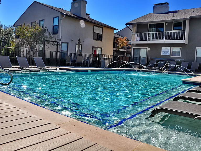La Cima Newport Condos — Photo 2