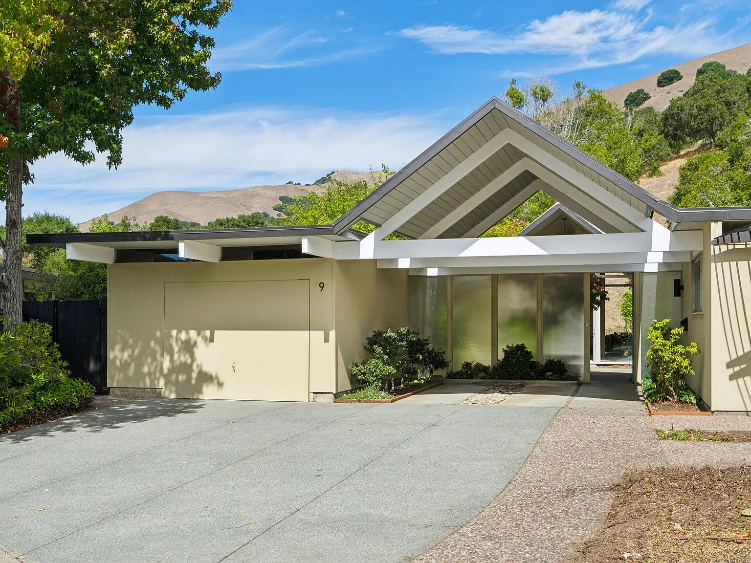 5 bed, 1942 sqft, $7,000 — Photo 2
