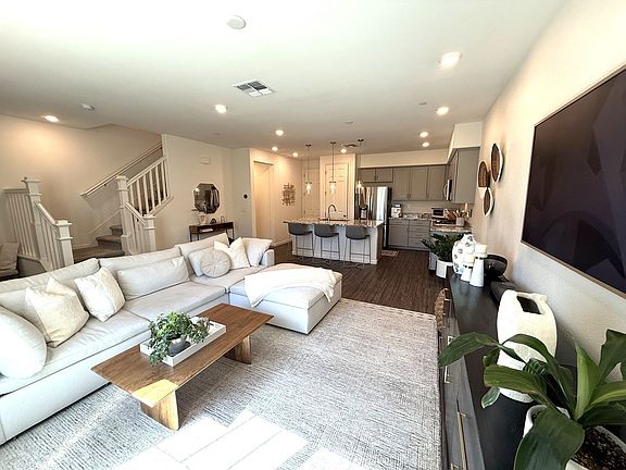2nd image of 10 Lesina Way