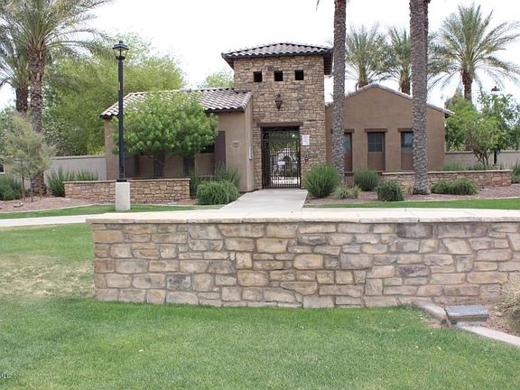 4th image of 901 S Osborn Ln