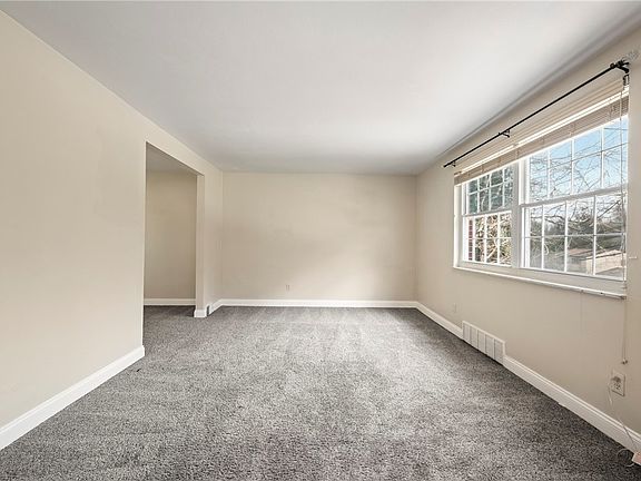 5th image of 3033 Universal Rd